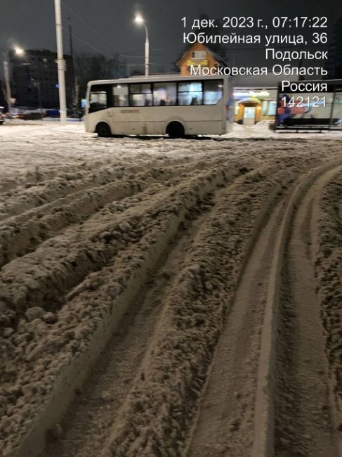 С момента первых снегопадов неделю назад Мосавтодор по всему городу не убирает ни дороги, ни тротуары, ни..