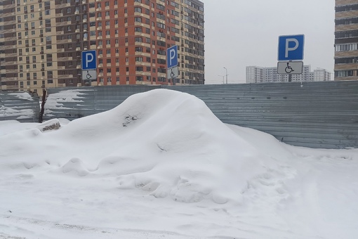 Новое Пушкино утопает в снегу! Парковочные места для людей с ограниченными способностями заваливаются..