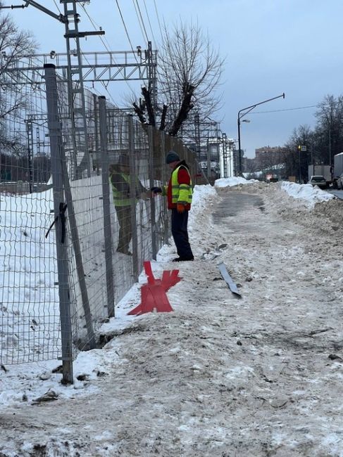 СКОРО ОТКРОЮТ ПЕРЕХОД 🚸
Кипит работа. На Зеленовке сегодня активно строят наземный переход и чинят дырки в..