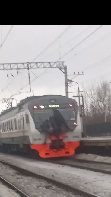 Весь день 31ого катались 
Походу у них отдельный новогодний вайб на зацепе, даже когда выходил машинист к ним..