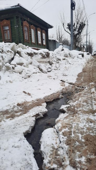 Наледь на дороге, из-за течи воды. Создается аварийная ситуация. Администрация бездействует! Видимо пока что..