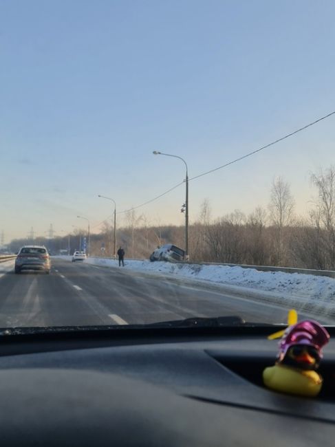 На мосту через Мочу автомобиль вылетел с дороги.
Фото из чата "Подольск: пробки, засады,..