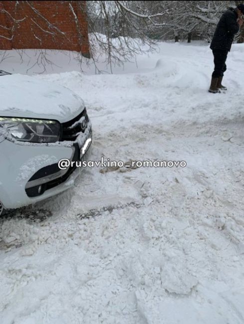 ЗАСТРЯЛА СКОРАЯ С БОЙЦОМ СВО 😱 
В Купавне на проезжей части застряла скорая помощь, которая везла бойца СВО..