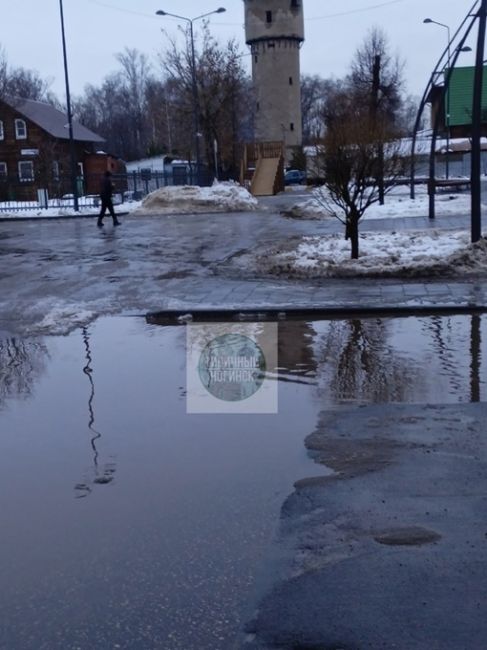 За то в Электроуглях серо, грустно и горка на плитке со спуском в сугроб или лужу. Хотя мы так же входим в..