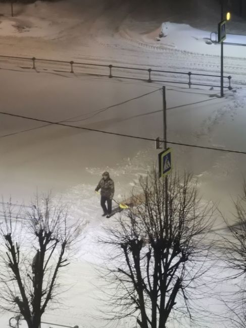 Спасибо человеческое маленькому герою! Завтра дети в школу и сад пойдут по прочищенной..