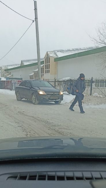 Вы ожидаете своих детей, а на других плевать , парковка на тротуаре , людям приходиться идти по дороге , а..