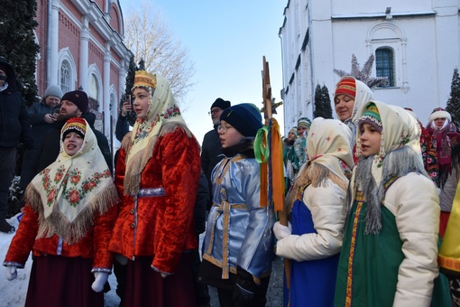 Сегодня 8 января​ в Коломне прошло рождественское шествие. Жителей поздравил​ митрополит Крутицкий и..