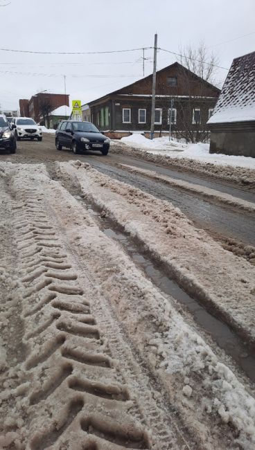 Наледь на дороге, из-за течи воды. Создается аварийная ситуация. Администрация бездействует! Видимо пока что..