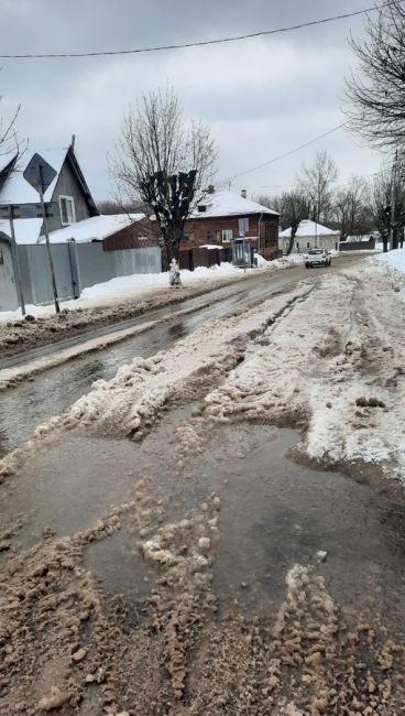 Наледь на дороге, из-за течи воды. Создается аварийная ситуация. Администрация бездействует! Видимо пока что..