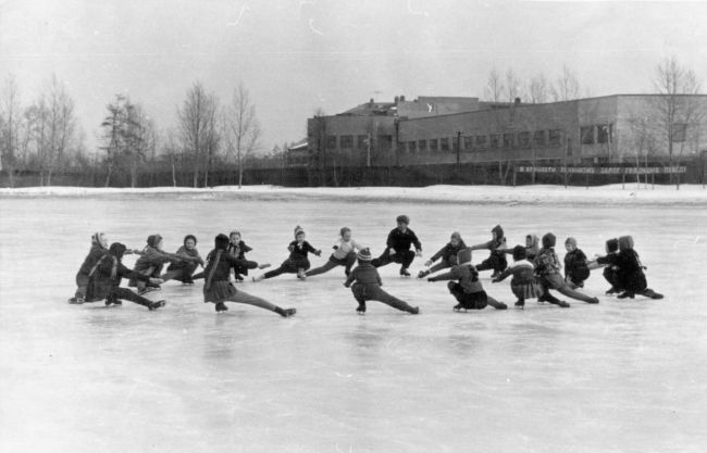 ⛸На коньках уже катались в этом году? 
❄️ Осталось всего ползимы!
📸 1957 год, стадион..