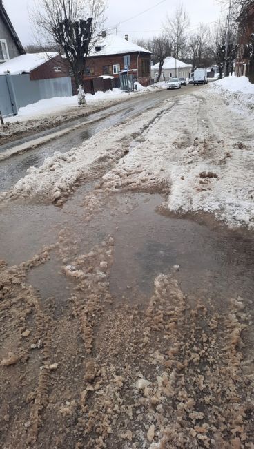 Наледь на дороге, из-за течи воды. Создается аварийная ситуация. Администрация бездействует! Видимо пока что..