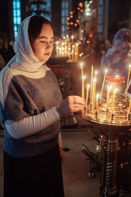 В храмах округа прошли ночные рождественские богослужения. 
🎄Рождество Христово – праздник с особой..