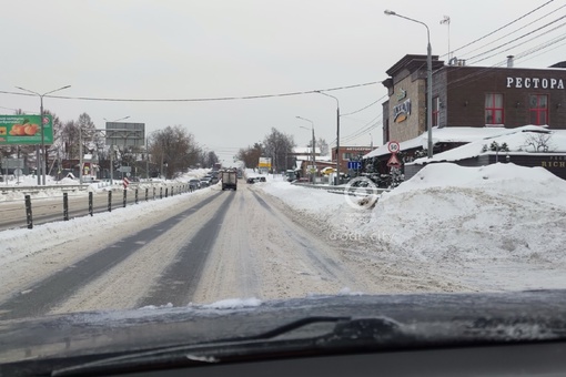 Можайское шоссе в Юдино ни разу не было очищено во всю ширину проезжей части за зимний период..