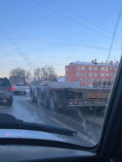 Большая Серпуховская поворот на "Зингер" прицеп от фуры в правой полосе. Будьте внимательны.
Фото из чата..