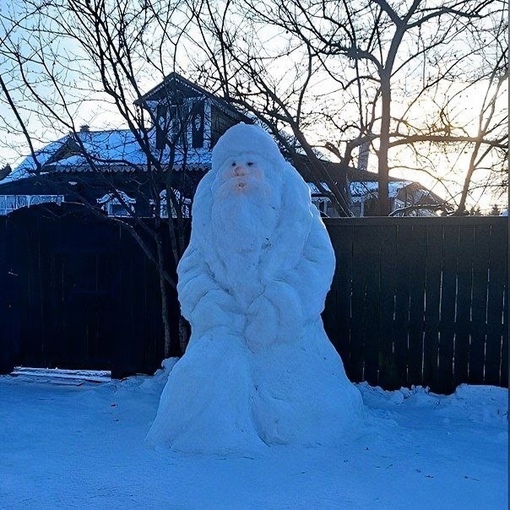 Дедушка Мороз из снега был найден на просторах округа Пушкинский 🎅🏻  Красота! ..
