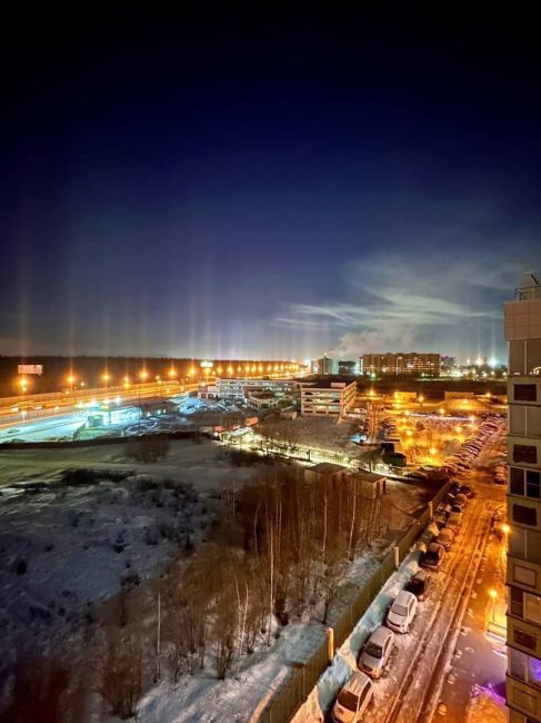 Жители Москвы и Подмосковья на фоне морозов наблюдали световые столбы. 
Сегодняшняя ночь в столице стала..