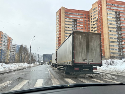 На стрелковой улице отстойник для фур! 
Из-за снега дорога сужена, стоит фура, через неделю еще одну..