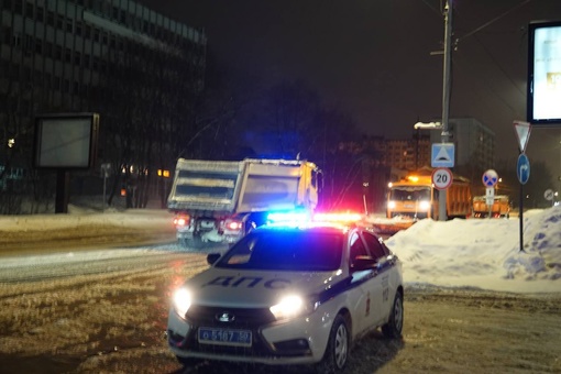 На Московском шоссе сгоняют воду с дороги, накопившуюся в результате аварии на сетях холодного..