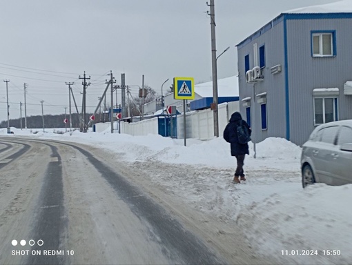 Жители деревни Яковлево к остановке прям по дороге ходят! Мосавтодор никак не очистит остановку и подходы к..