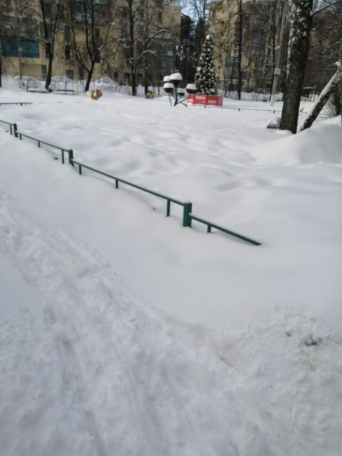 Детская площадка в посёлке Поведники Мытищинского округа. Полное безобразие не убирают снег детям негде..