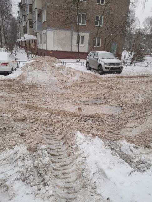 Это вообще не в какие рамки не входит. Все близлижайшие дворы почистили остался наш. С соседнего двора возил..