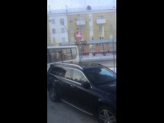 КамАЗ коммунальных служб въехал в автобус на вокзале. Об удобстве устройства для общественного транспорта и..