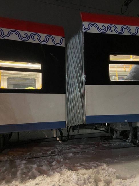 На МЦД-3 произошел сход с рельс двух вагонов поезда «Иволга 3.0», при выезде из депо «Раменское» 😱 
Из-за этого..