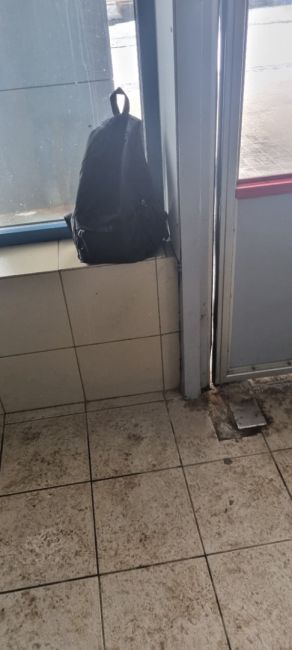 В электричке Москва-Монино был найден черный рюкзак. На станции монино был отдан контроллеру. Содержимое и..