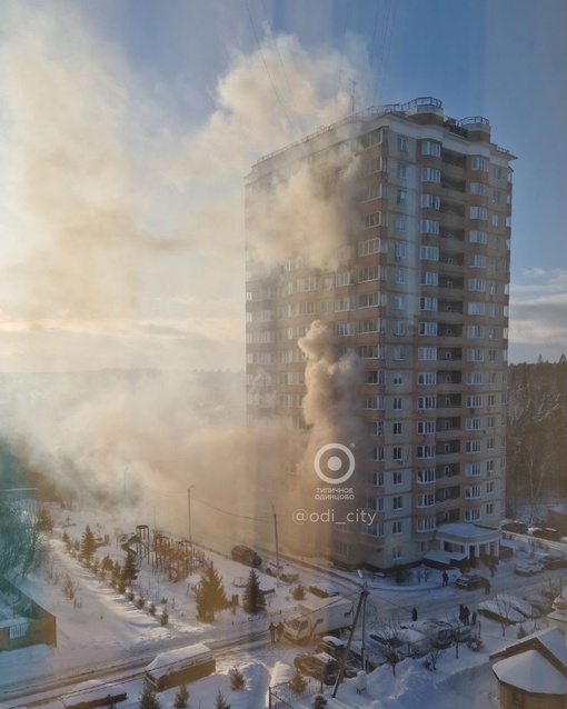 В многоэтажке Звенигорода произошел пожар 🔥  Как сообщили подписчики «Типичное Одинцово», около 16 часов в..