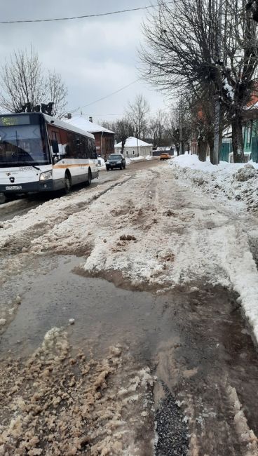 Наледь на дороге, из-за течи воды. Создается аварийная ситуация. Администрация бездействует! Видимо пока что..