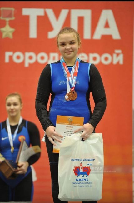 7 рекордов России установила наша тяжелоатлетка 💪 
Пятнадцатилетняя Варвара Кузьминова взяла новые..