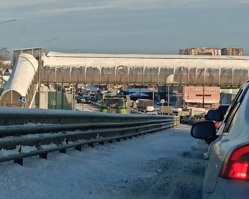 Можайское шоссе в сторону Москвы от эстакады в Юдино встало в огромную..