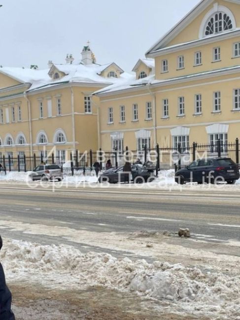 Рано утром на проспекте Красной Армии столкнулись два..