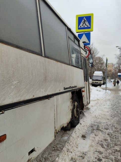 С 19.01. у нас стало парковаться вот такое вот чудо. Да, прямо на пешеходном переходе. Напротив въезда в ГСК,..