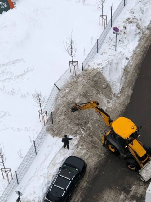 На Весенней улице в Люберцах коммунальщики перестарались и снесли забор навалом..