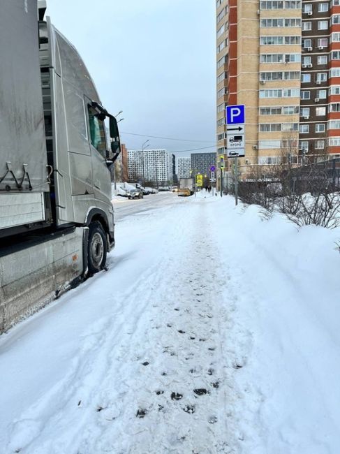 На стрелковой улице отстойник для фур! 
Из-за снега дорога сужена, стоит фура, через неделю еще одну..