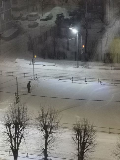 Спасибо человеческое маленькому герою! Завтра дети в школу и сад пойдут по прочищенной..