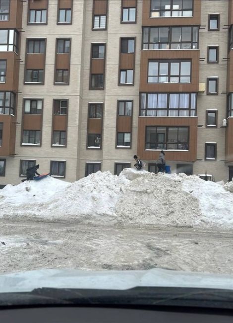 Вот результат не вывоза снега с территории ЖК Пироговская Ривьера.  Дети используют это как горку…  А теперь..