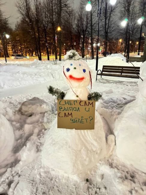 В сквере Урицкого появились снеговики, которые делают..