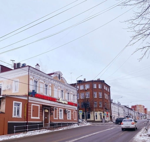 Самая важная и старейшая аптека города располагается в историческом здании на пересечении старинных улиц —..