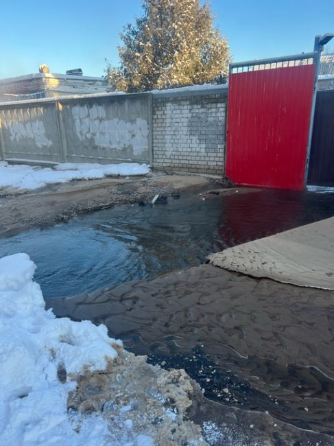 На улице Галочкина прорвало трубу, все дворы затоплены, подвалы домов в воде..