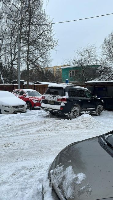 Анонимно. Актуально на 11:05. Юбилейный, Ленинская 11А.Не уважаемый водитель данной кареты. Вы перегородили..