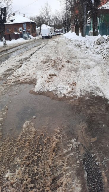 Наледь на дороге, из-за течи воды. Создается аварийная ситуация. Администрация бездействует! Видимо пока что..