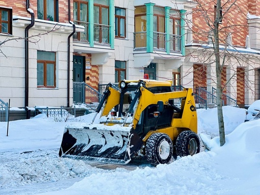 Снег в Красногорске убирают.
А вы..