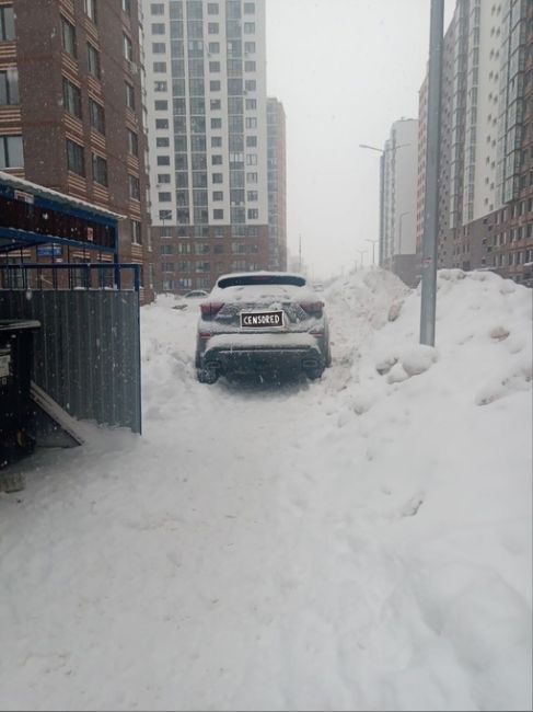 СТОИТ НА ТРОТУАРЕ 🚫
Под снегом не видно, но это тротуар. ЖК Столичный. Благодаря таким паркующимся и..