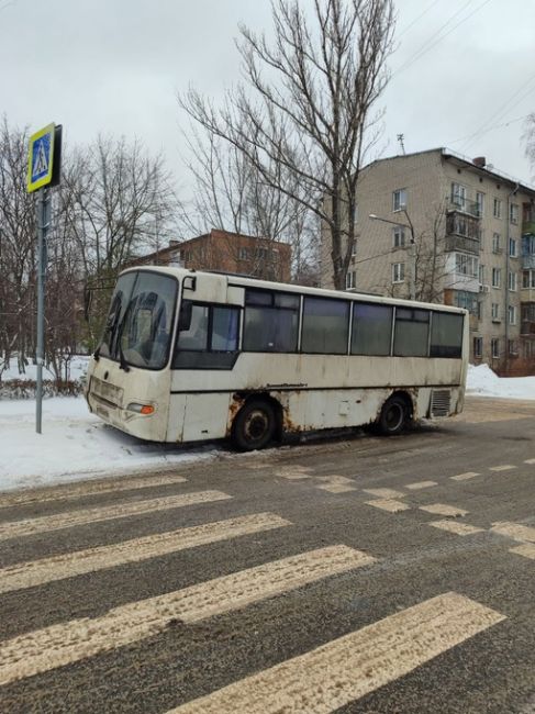 С 19.01. у нас стало парковаться вот такое вот чудо. Да, прямо на пешеходном переходе. Напротив въезда в ГСК,..