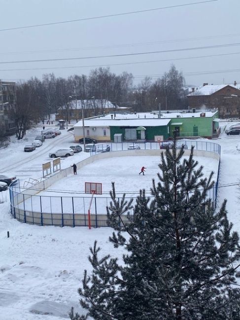 Каток на улице химиков залили вчера днем первый раз и устроили фотосессию со шлангом. На этом..