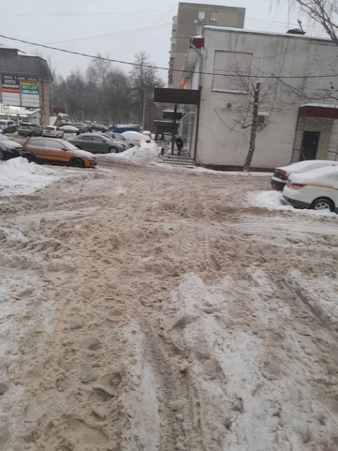 Это вообще не в какие рамки не входит. Все близлижайшие дворы почистили остался наш. С соседнего двора возил..