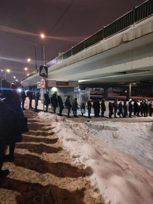 Очередь на троллейбус в Расторгуево. Виду отсутствия автобусов, люди пытаются хотя бы на троллейбусе..