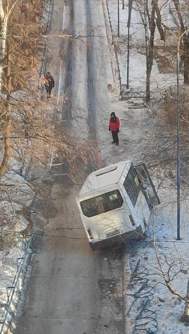 В Люберцах водитель маршрутки не справился с управлением и налетел на ограждение.  Очевидцы рассказали, что..